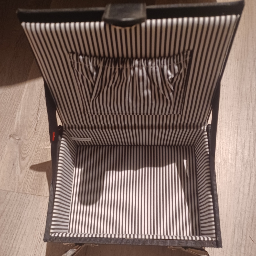 Rush Hour Handbag - Picture 2 of 5